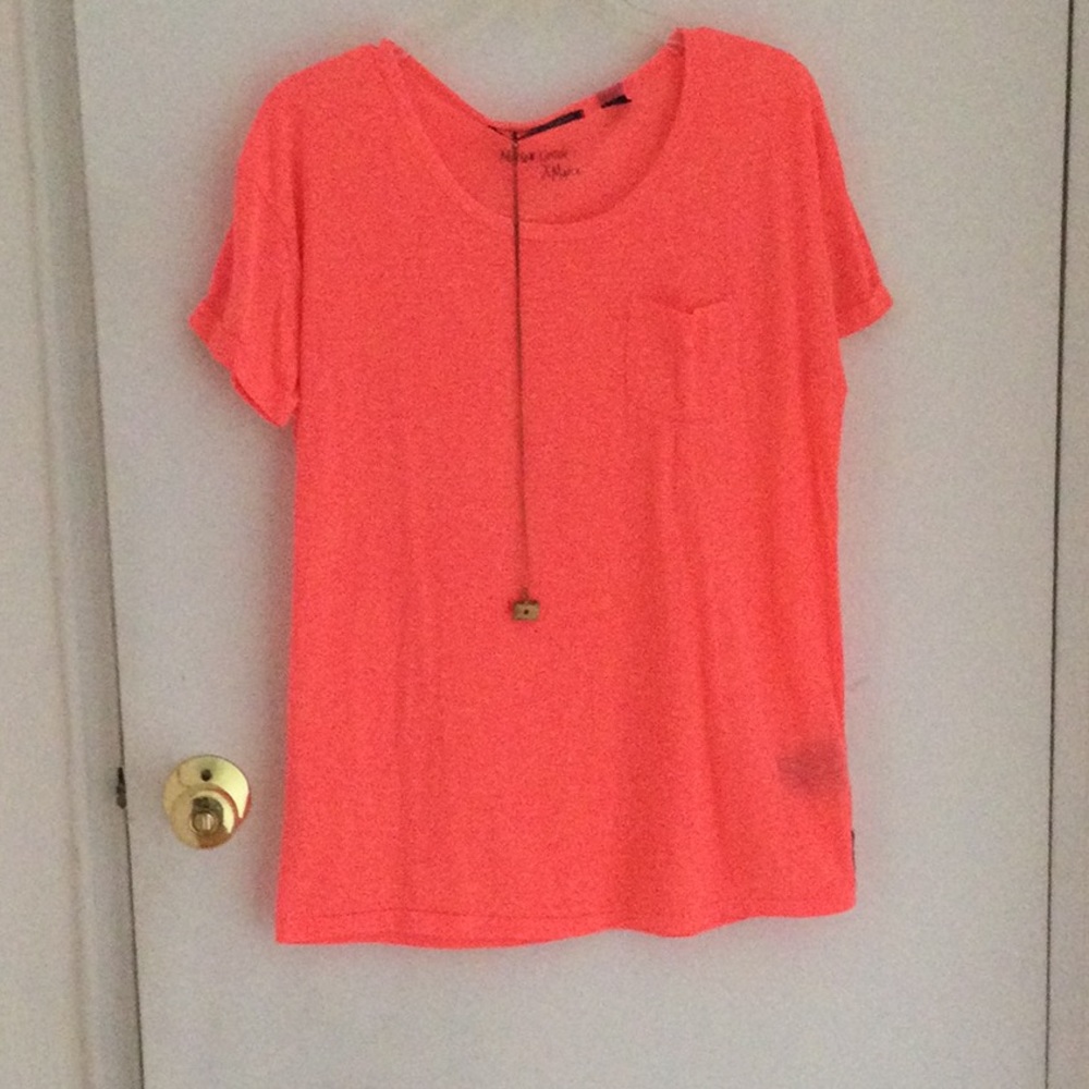 Confy tshirt with a necklace detailed.NEW. Size 2 equal to a M